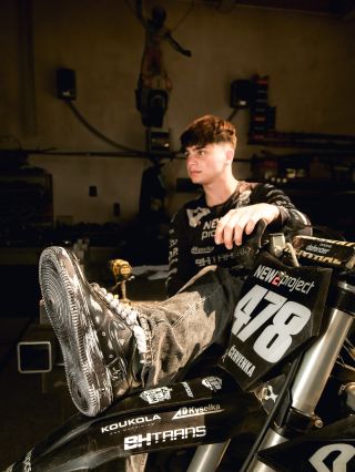 @afropesss x @matthias_478 x @new2_project Motorka. Dres. Custom tenisky. Jeden vibe🖤🤍 Společný projekt, který nás fakt...